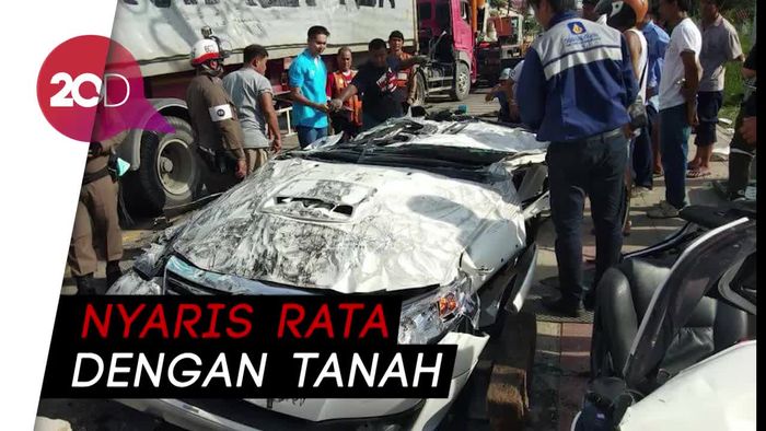 Mobil Fortuner Tertimpa Truk Kontainer sampai Gepeng