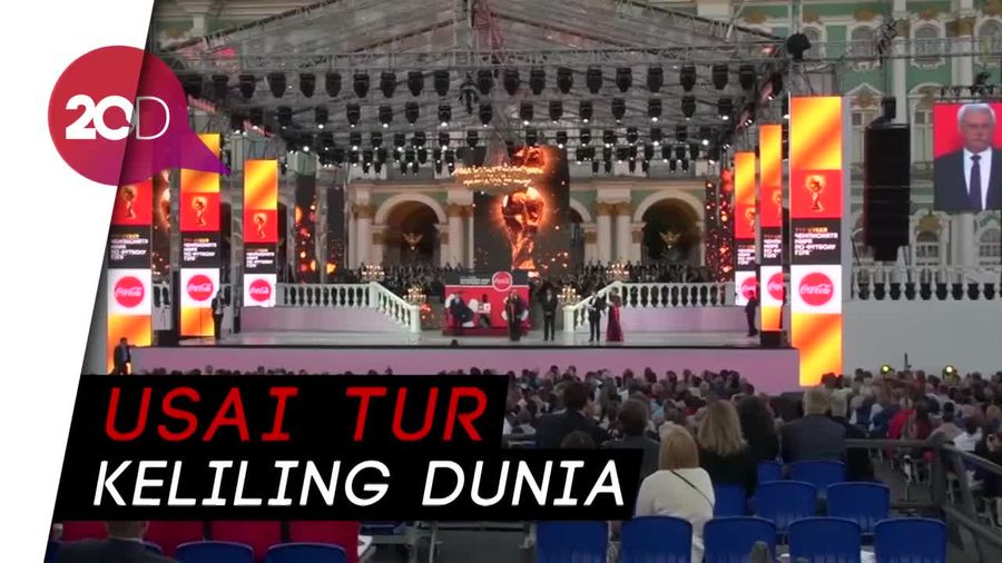 Suka Cita St Petersburg Sambut Trofi Piala Dunia