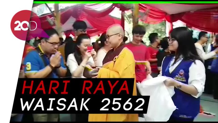 Melihat Perayaan Waisak di Wihara Ekayana Arama 