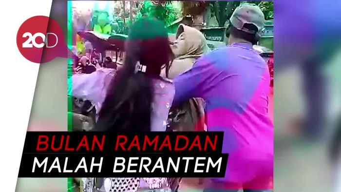 Rebutan Lapak, Pedagang Takjil Terlibat Duel