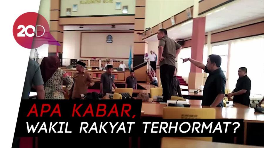Sidang Paripurna, Anggota DPRD Bone Naik Meja dan Banting Kursi