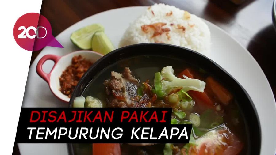 Buka Puasa dengan Sop Iga Tempurung Kelapa yang Unik