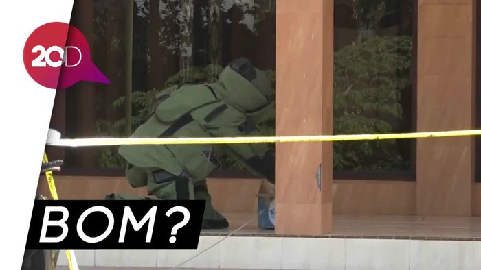 Aksi Gegana Amankan Kardus Mencurigakan di Masjid Probolinggo