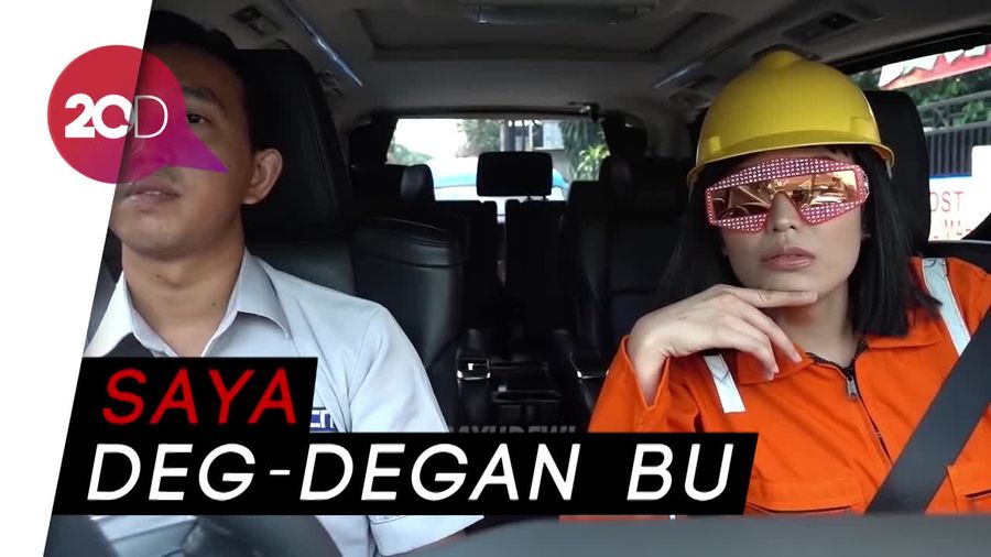Kocak! Begini Ayu Dewi Kerjai Sopir Tanpa Ekspresinya