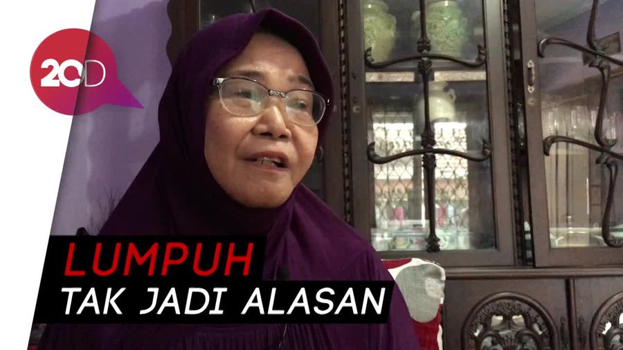 Demi Dapur Ngebul, Nurjannah Bikin Kue di Kasur