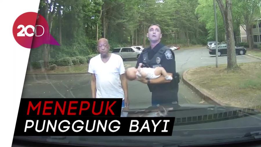 Aksi Heroik Polisi Menyelamatkan Bayi yang Tersedak 