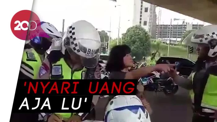 Tak Terima Ditilang, Ibu Ini Ngamuk ke Polisi dan Bilang Setan