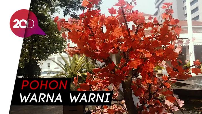 Pohon Imitasi Seharga Rp 8 Juta Hiasi Balai Kota DKI