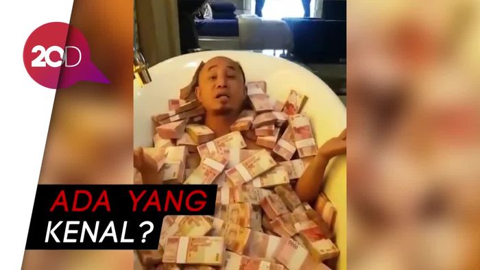 Mandi Uang, Pria Ini Janji akan Diamalkan