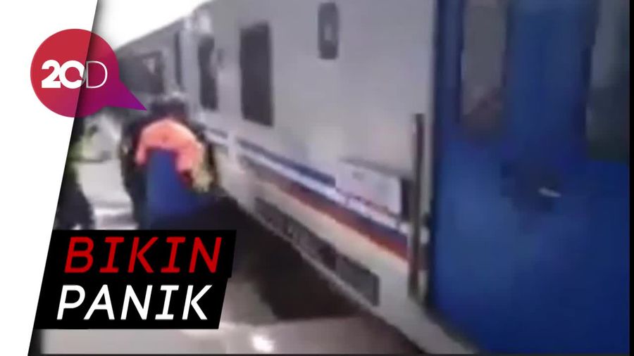Porter Nekat Melompat ke Kereta Api Tengah Melaju