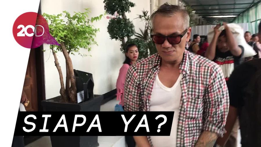 Sebelum Sidang, Tio Pakusadewo Cium Seorang Wanita