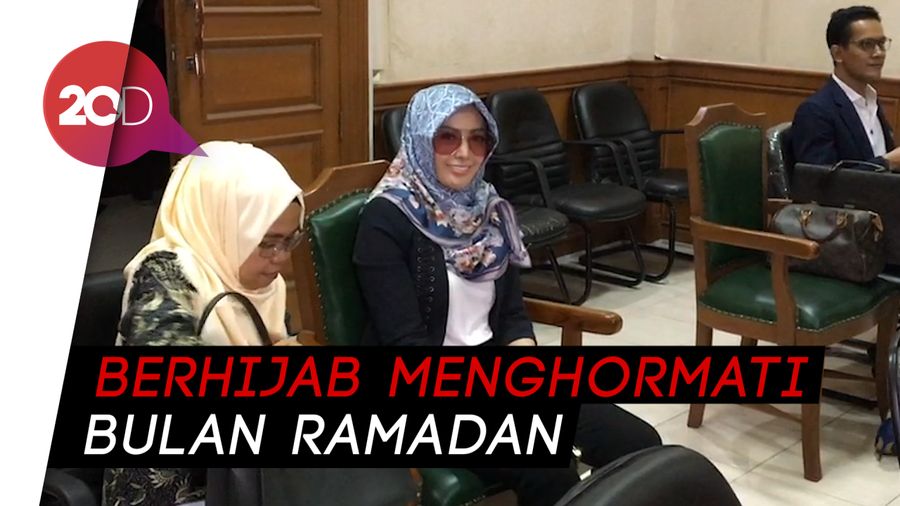 Cinta Ratu Tampil Berhijab saat Hadiri Sidang Cerai