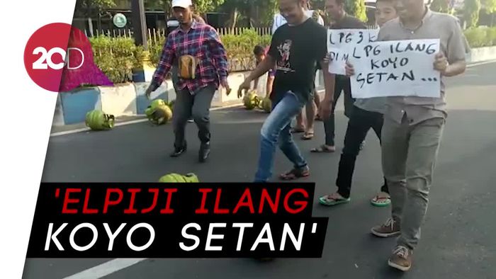 Elpiji Melon Langka, Warga Ponorogo Gelindingkan Tabung di Jalan