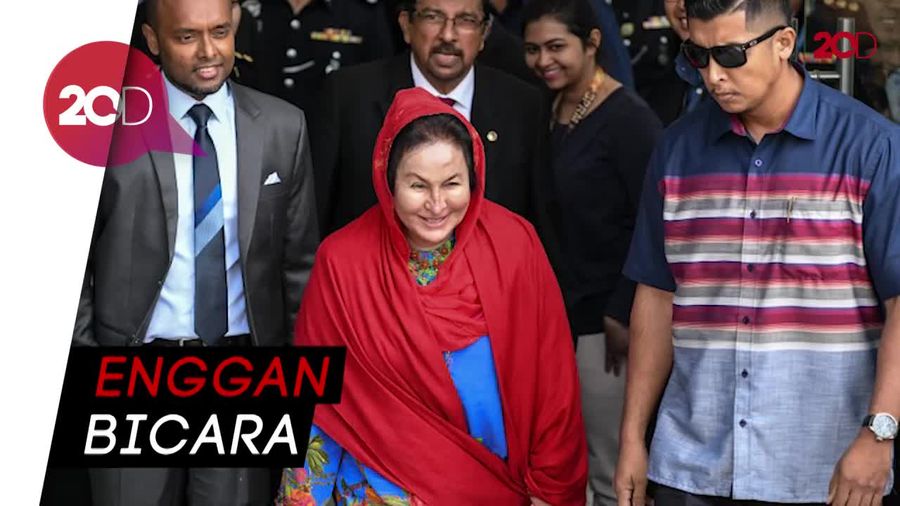Usai Diperiksa, Istri Najib Pergi Tanpa Sepatah Kata 