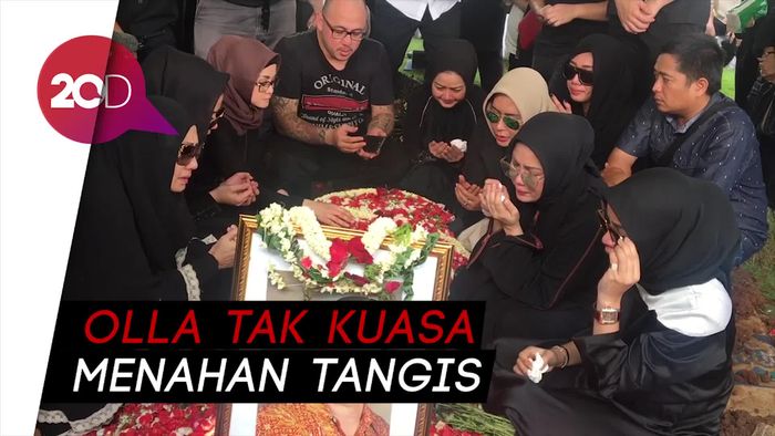 Pemakaman Ayahanda Olla Ramlan Berlangsung Haru