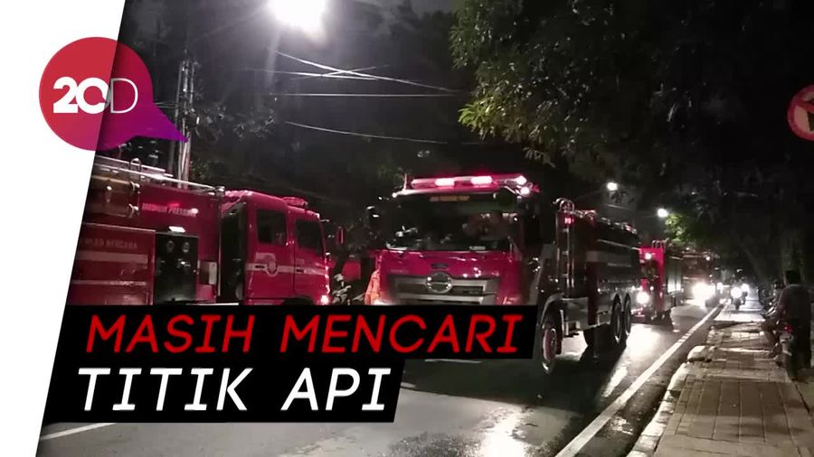 Petugas Damkar Telusuri Sumber Kebakaran di Area Hotel Pullman