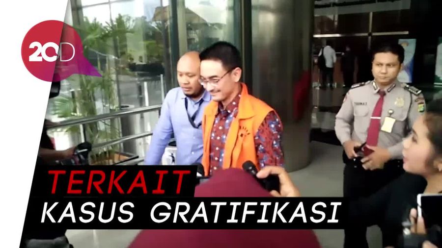 Senyum Terkembang Zumi Zola Usai Diperiksa KPK
