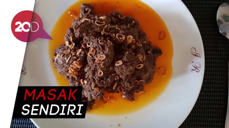 Rancak Bana! Ketika Mbak Tutut Masak Rendang untuk Sahur