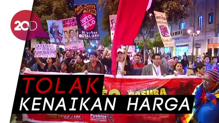 Perang Kembang Api Warnai Bentrokan di Peru