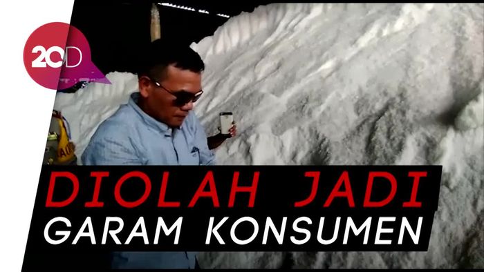Penggerebekan Gudang Penimbunan 40 Ribu Ton Garam Impor