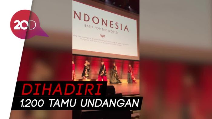 Rancangan Batik 3 Desainer Indonesia Disambut Meriah Warga Paris