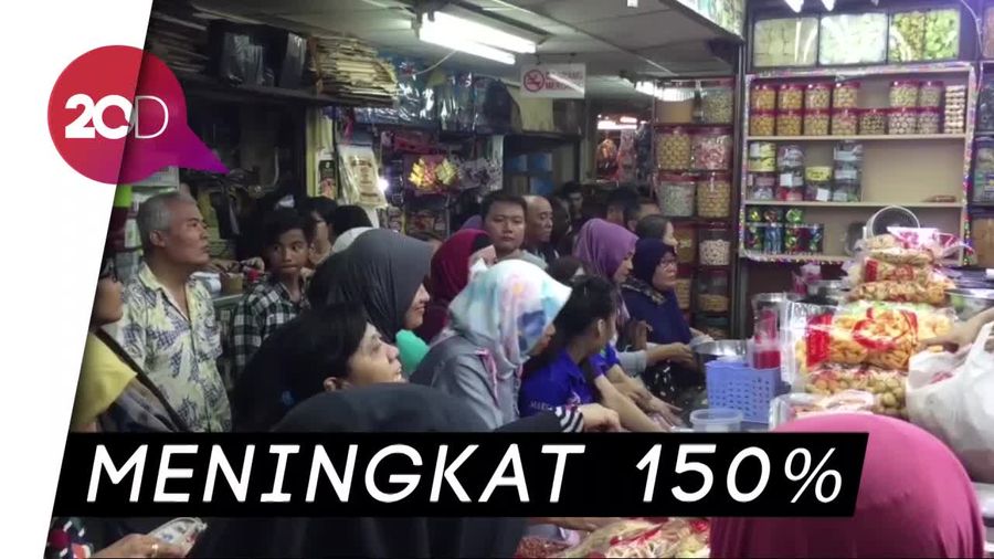 Jelang Lebaran, Toko Kue di Jatinegara Diserbu Pembeli