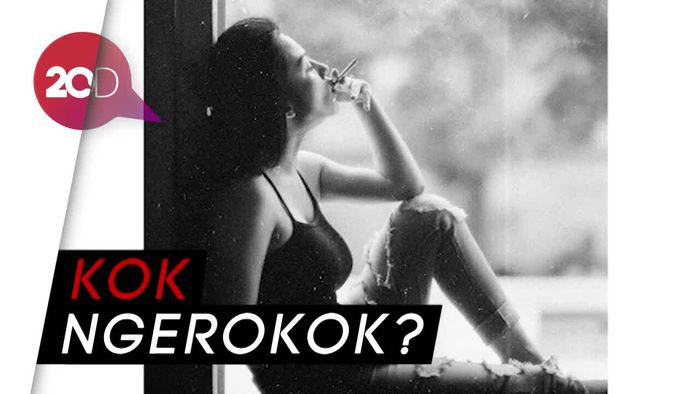 Posting Foto Merokok, Ariel Tatum Bikin Netizen Geger