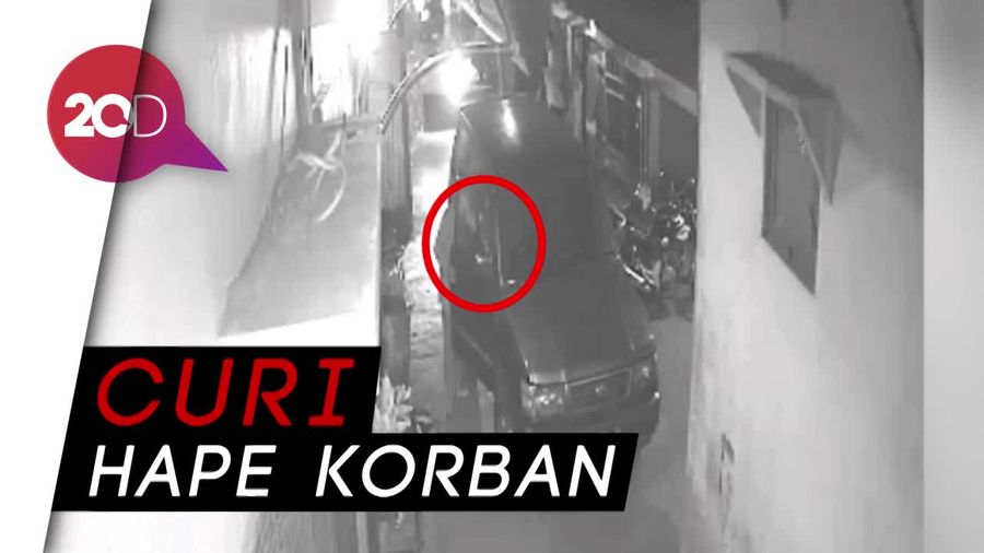 Aksi Pencurian di Mobil Terekam CCTV