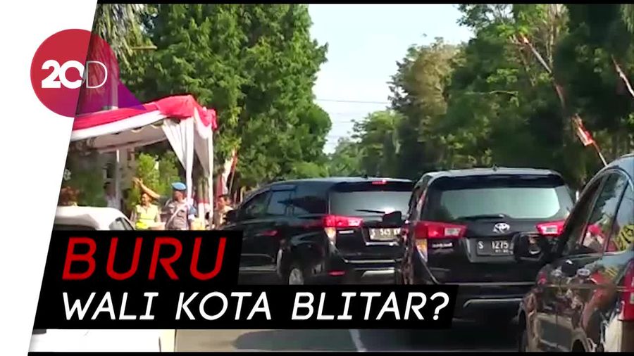 Rombongan Mobil KPK Masuki Mapolresta Blitar