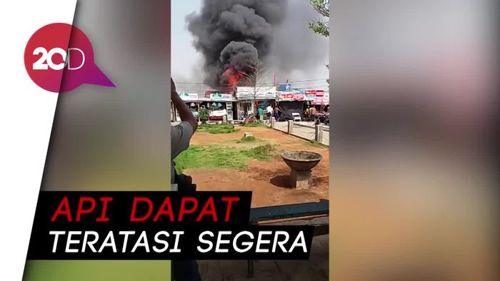 Warung Tenda di Pelabuhan Kali Adem Terbakar