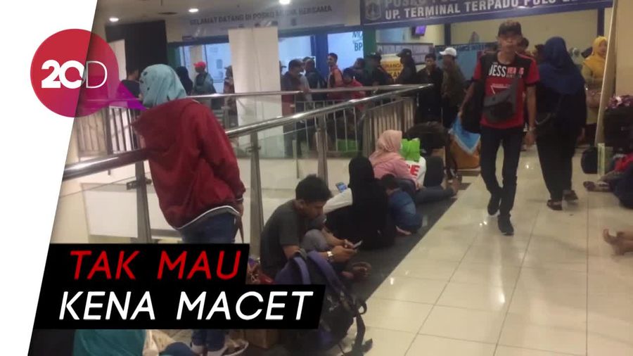 Terminal Pulo Gebang Diserbu Pemudik Sejak Pagi