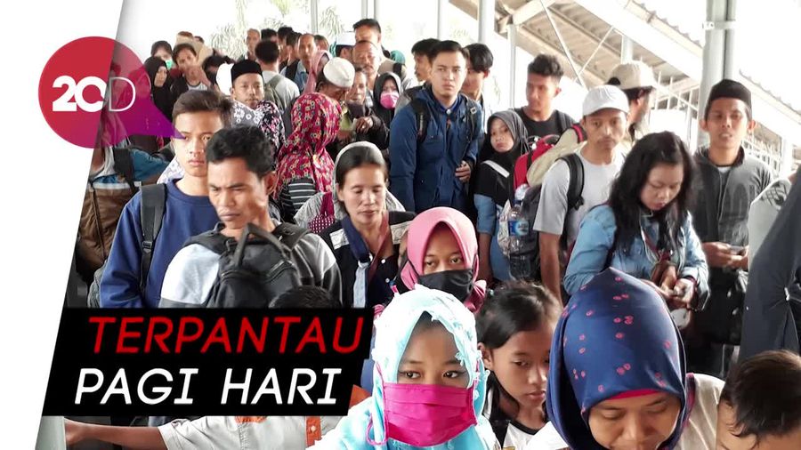 Penumpang Pejalan Kaki Padati Pelabuhan Merak