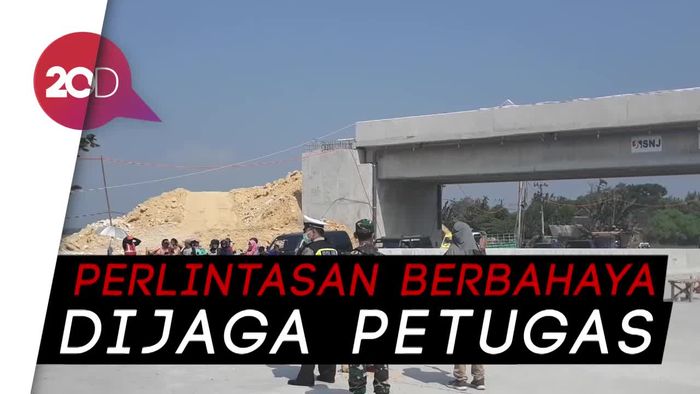 Petugas Waspadai Motor Nyelonong di Tol Fungsional Ngawi Solo