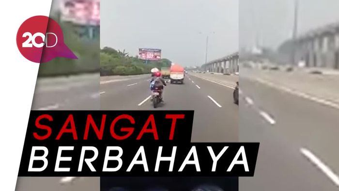 Pemotor Nekat Terobos Masuk Tol Jagorawi