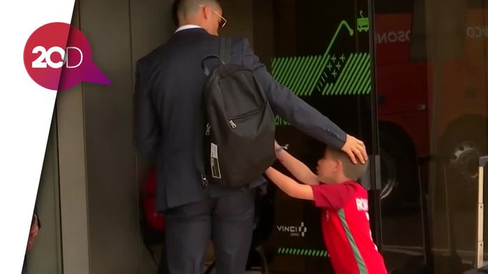 Bocah Terobos Barikade Keamanan Demi Tanda Tangan Ronaldo