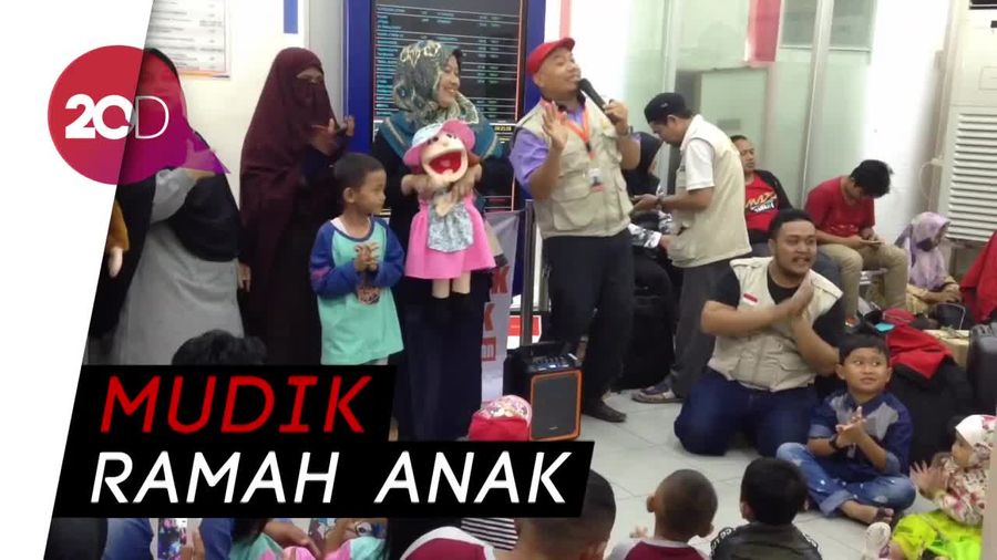 Aksi Para Pendongeng Ramaikan Kegiatan Mudik di Stasiun Senen