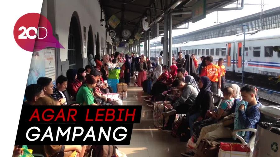 Stasiun Senen Dipenuhi Pemudik Sejak Subuh