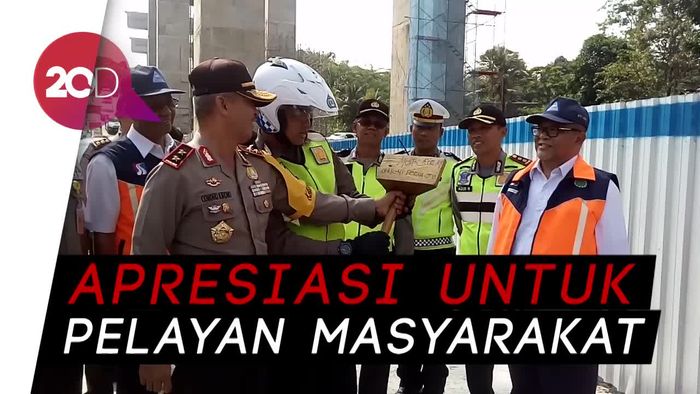 Ganjal Emas untuk Polisi Pendorong Mobil di Kali Kenteng