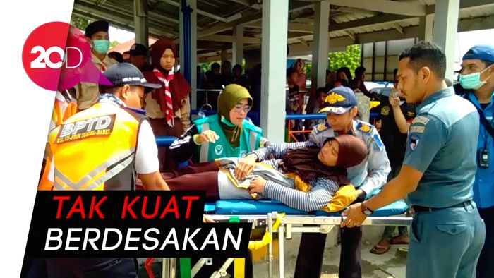 2 Pemudik Pingsan saat Desak-desakan Antre Tiket Kapal