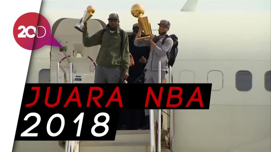 Tiba di California, Warriors Langsung Pamer Trofi