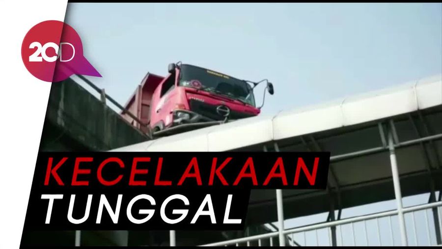 Truk Tabrak Pembatas Jalan, Nyaris Terjun dari Tol Layang
