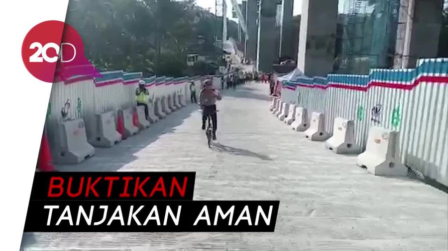Kakorlantas Naik Sepeda di Tanjakan Kali Kenteng