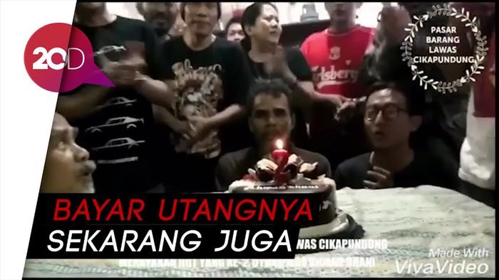 Pedagang Pasar Cikapundung Rayakan Ultah Utang Ahmad Dhani