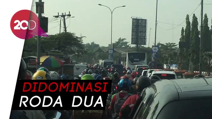Kepadatan Warnai Jalan Gatot Subroto Cikarang
