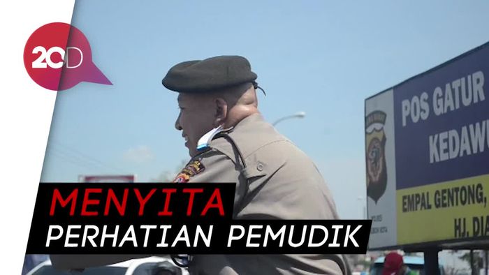 Goyang Kang! Uniknya Gaya Polisi di Cirebon Ini Atur Lalulintas