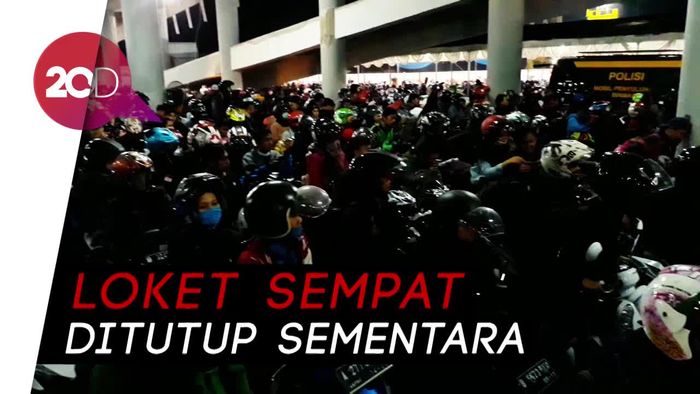 H-2 Lebaran, Motor dan Mobil Mengular di Pelabuhan Merak