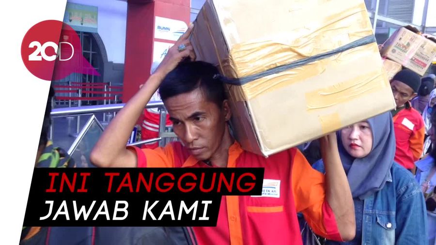 Kisah Porter Stasiun yang Banting Tulang Demi Lebaran