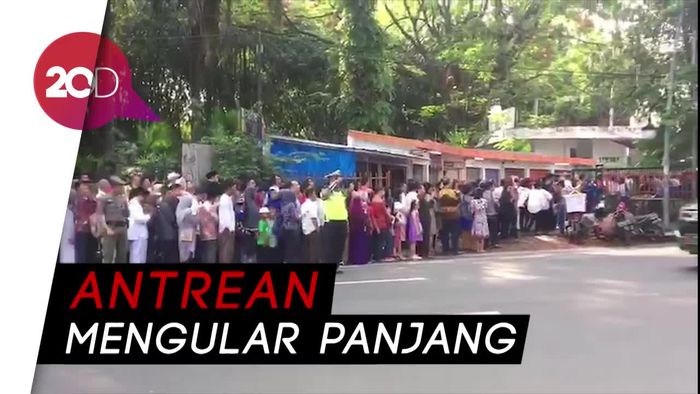 Jokowi Gelar Open House, Warga Antre di depan Istana Bogor