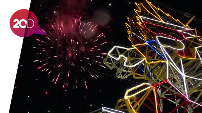 Maskot Raksasa Piala Dunia 2018 di Tiang Tegangan Tinggi