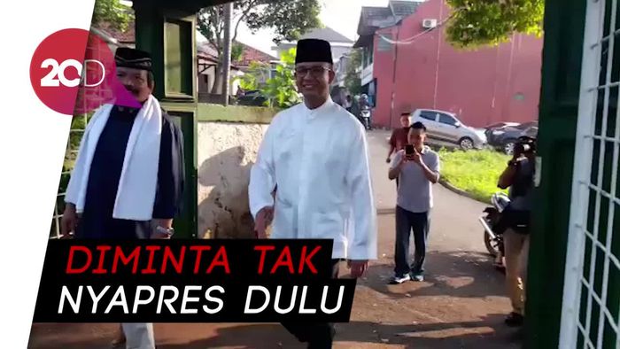 Anies Halalbihalal dengan Warga di Makam Wakaf